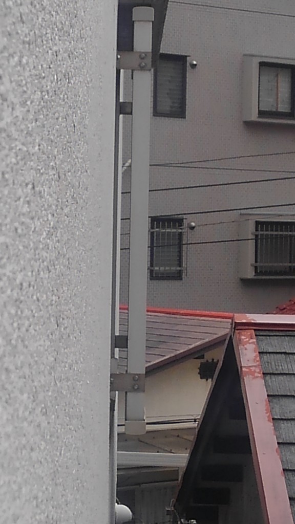 建物に向かって隣家の屋根が向いていませんか？ 風水では凶と考えます。