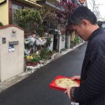 風水鑑定に必要な方位を測定する伝統風水師。