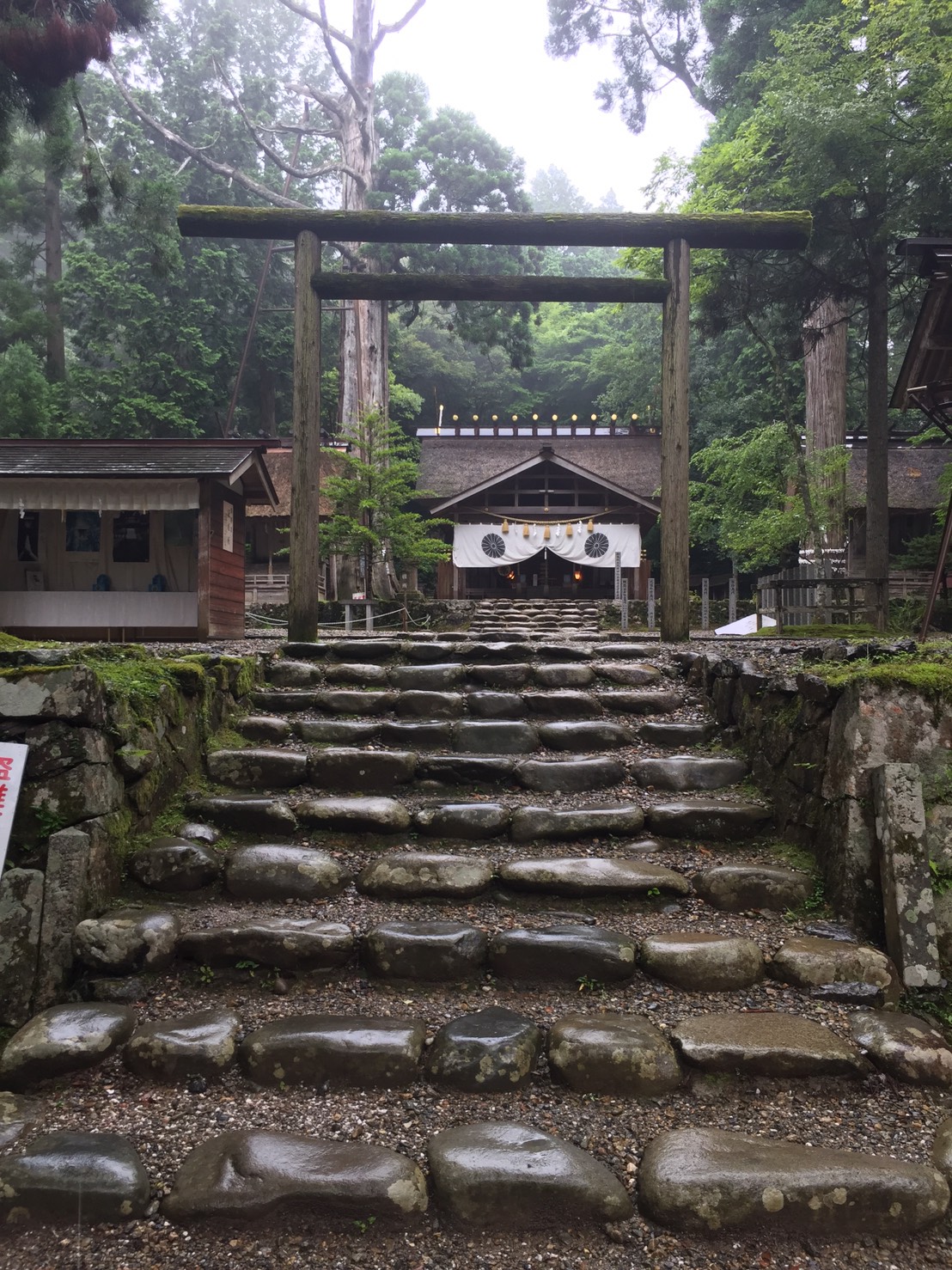 山の中にある元伊勢神社。 山道を５００ｍ位上がると手水舎が見えてきます。