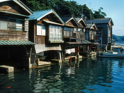 京都府伊根町の舟屋。 漁師さんが仕事として使う分には良いかも知れませんが風水的にはNG。